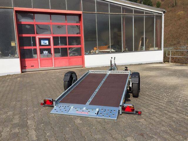 anhaenger-mit-auffahrrampe.jpg